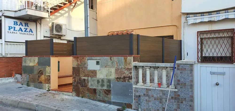 Cerramiento modular sin mantenimiento en fachada y acceso exterior
