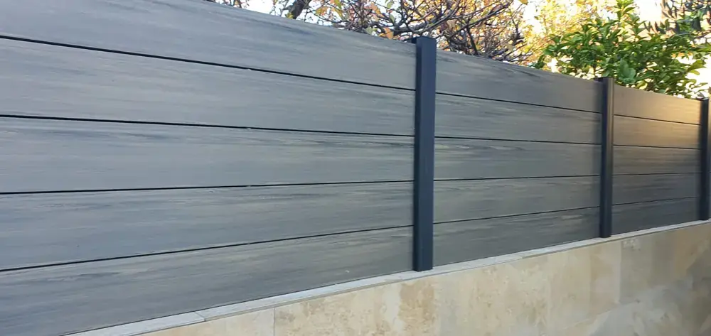 Valla tecnológica instalada en perímetro residencial