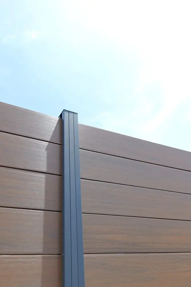 Valla de madera sintética con modulación horizontal en exterior