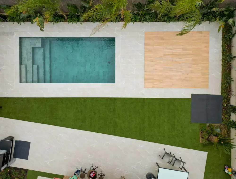 Vista aerea de jardín y piscina con vallado perimetral integrado