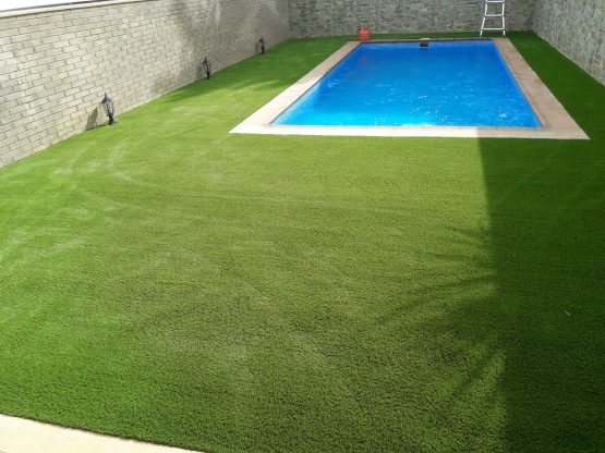 Cómo realizar el mantenimiento del césped artificial | Empresa de