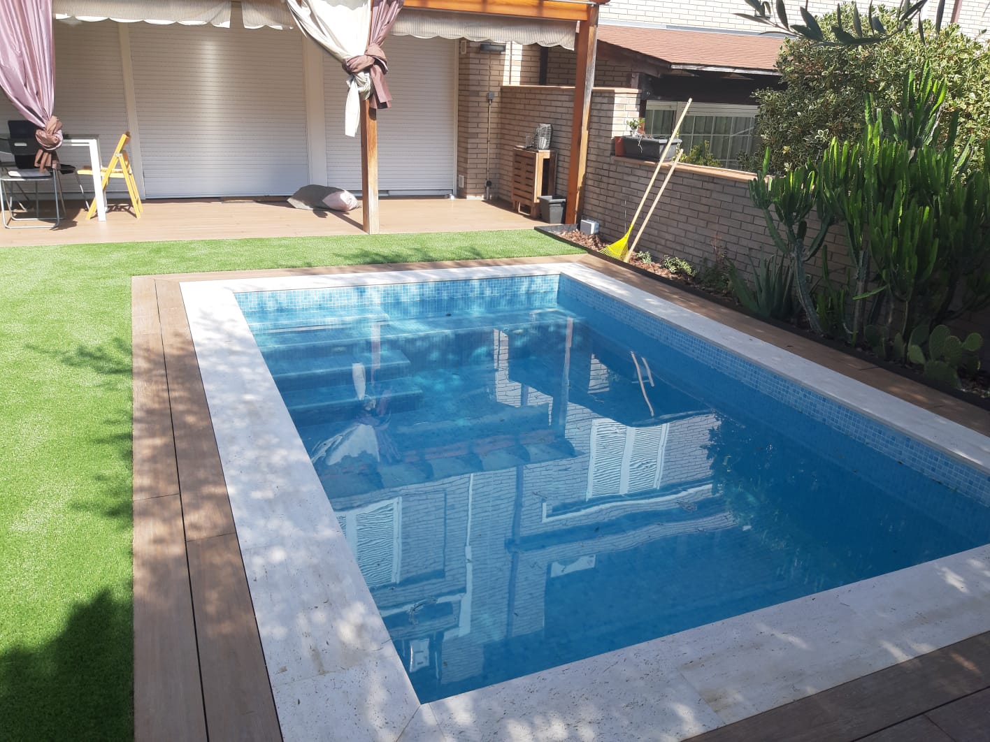 construcción piscinas blancas