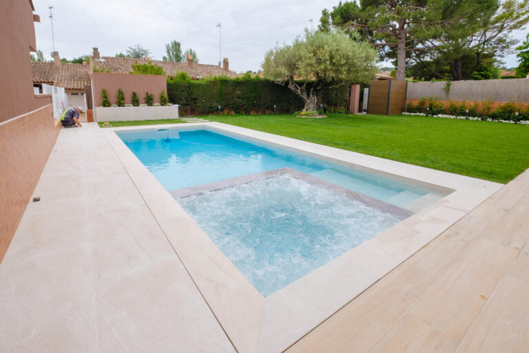 piscinas con jacuzzi en barcelona